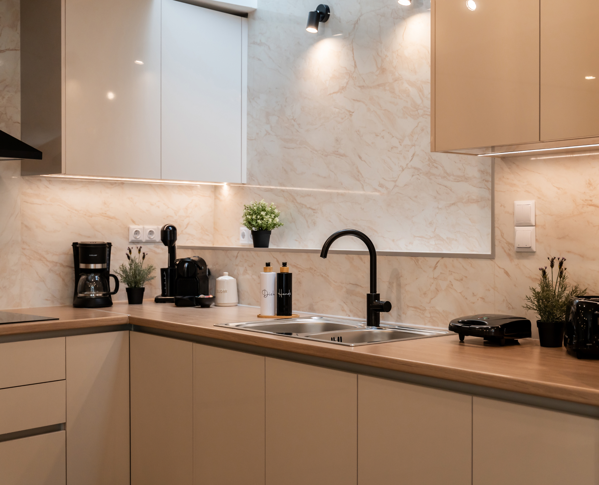 Κουζίνα με μαρμάρινο backsplash